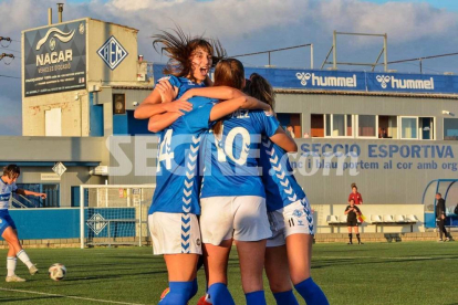 Les jugadores de l'AEM celebren un dels quatre gols del partit