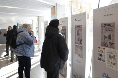 Algunes lectores mirant les portades seleccionades per a l’exposició de SEGRE al Pont de Suert.