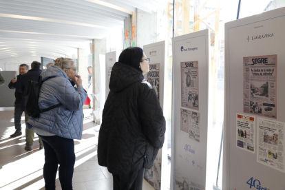 Algunas lectoras curioseando las portadas seleccionadas para la exposición de SEGRE en El Pont de Suert.