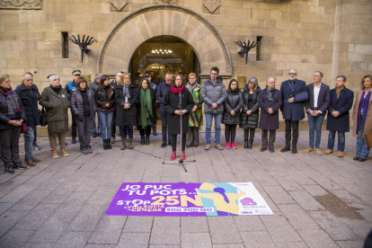 La consellera de Igualdad y Feminismos, Tània Verge, participó ayer en el minuto de silencio. 
