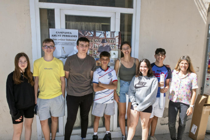 Els set estudiants de quart d’ESO que han participat en el projecte i la tutora.