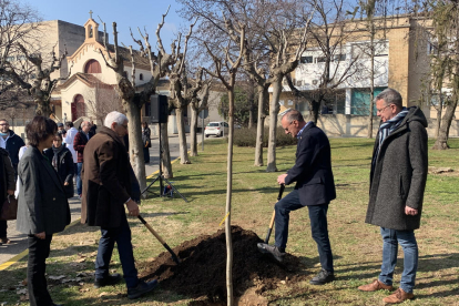 Pueyo i Balcells atenen l’explicació del delegat de Salut, Raül Llevot, davant del solar.