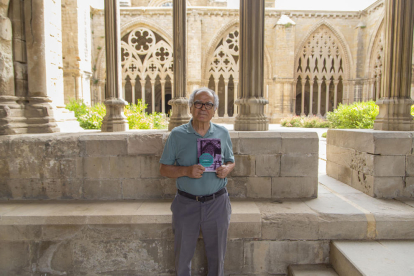 Josep Varela, ahir al claustre de la Seu Vella, que en la seua infantesa i adolescència va ser el pati de casa.