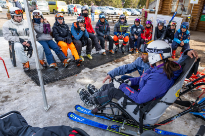 Els alumnes d'Inefc Pirineus assisteixen a una classe teòrica prèvia a les pràctiques.