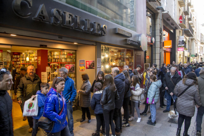 Les cues van ser la tònica dominant a les portes de la llibreria Caselles per aconseguir la firma d’artistes d’‘Eufòria’.