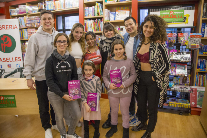 Las colas fueron la tónica dominante a las puertas de la librería Caselles para hacerse con la firma de artistas de ‘Eufòria’.