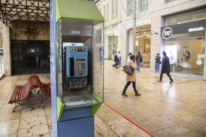 Una cabina a la plaça Sant Joan de Lleida, plena de pintades.