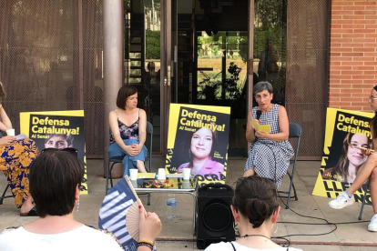 Sara Bailac y Carme Lostao, ayer en un acto en Oliana. 