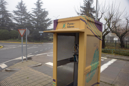 La cabina reconvertida en punto de intercambio de libros.