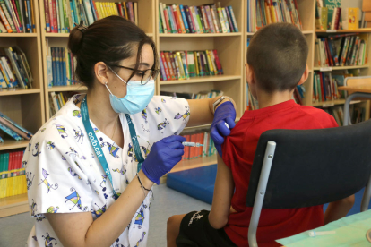 Un niño de una escuela de Polinyà recibió ayer la vacuna.