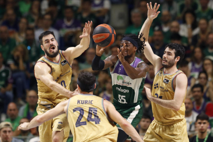 Perry pasa el balón presionado por Kalinic y Kuric.