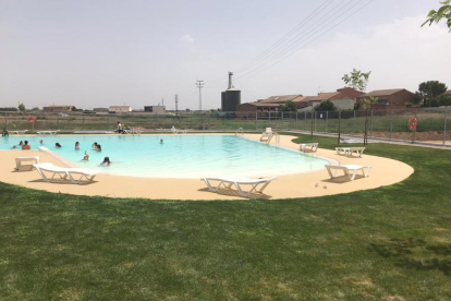 Els primers banyistes ahir a les piscines municipals de Bell-lloc d’Urgell.