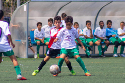 Un jugador del Balàfia intenta protegir la pilota davant d'un rival ahir durant el Memorial Calderó