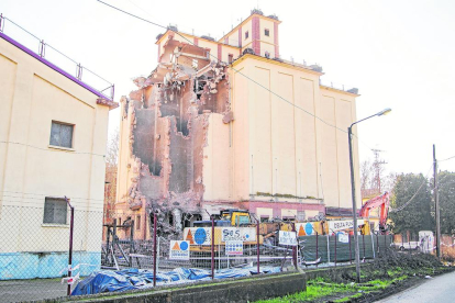 La demolición de los silos siguió ayer, ya sin intentos de parar las obras.
