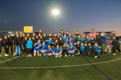 L'equip va celebrar de nou el triomf amb les jugadores del futbol base del club.