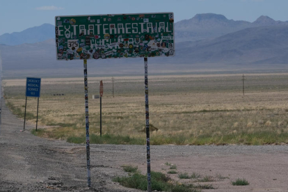 Fotografia d'un cartell que diu Carretera Extraterrestre, com es coneix la ruta 375, el 9 d'agost de 2023, ubicat a Rachel, Nevada (Estats Units).