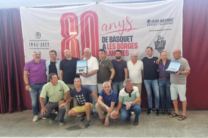 Un grupo de personas vinculadas al baloncesto de Les Borges Blanques durante uno de los actos.