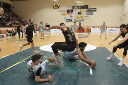 Una caótica acción del partido de ayer en el que los leridanos sufrieron su quinta derrota.