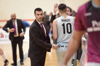 Gerard Encuentra da instrucción a Juani Marcos, en una acción del partido de ayer.