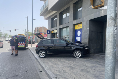 Vehicle accidentat a Príncep de Viana.