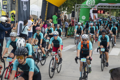 El moment de la sortida de la Pedals de Dona, que va comptar aquest any amb unes 300 ciclistes de Catalunya, Andorra i València