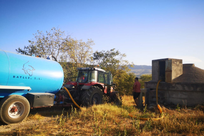 Una cuba llevando agua a Figuerola d’Orcau este lunes para llenar los depósitos de agua de boca.