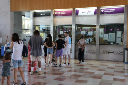 La estación de Lleida, donde ayer ya se podían adquirir los abonos gratuitos para los trenes regionales.