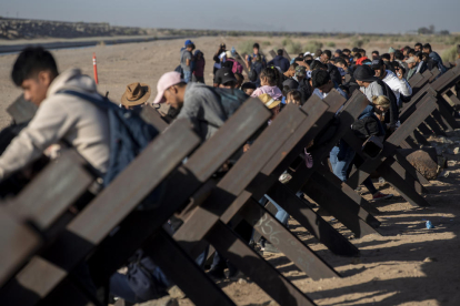 Miles de migrantes intentan cruzar la frontera hacia EEUU desde México