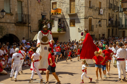 Els veïns d'Arbeca van acomiadar les festes amb el Ball de Valencians i de gegants.