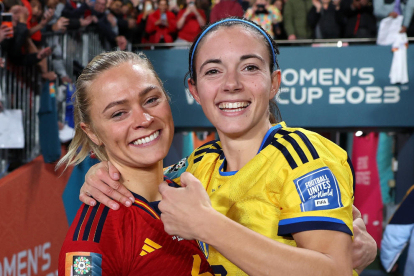 Aitana abraza el pie derecho de Salma Paralluelo, en la celebración del primer gol.