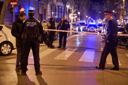 Mossos d’Esquadra y Guardia Urbana en el lugar de los hechos.