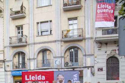 PSC. Larrosa y los miembros de su candidatura, ante la sede del partido