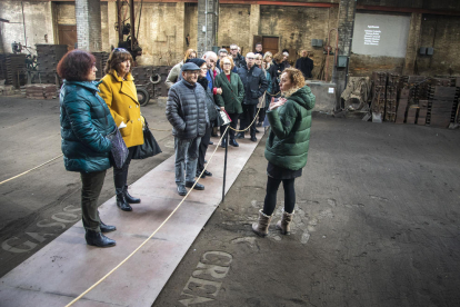 Més d’una vintena de persones van participar en la visita al museu a la capital de l’Urgell.