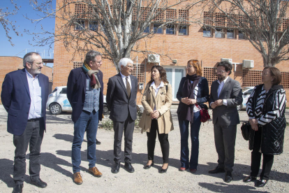 Joan Talarn, Manel Balcells i Alba Pijuan ahir a la visita al CAP de Tàrrega.