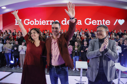 Pedro Sánchez, con el presidente de la Generalitat Valenciana, Ximo Puig, y la candidata socialista a la alcaldía de Valencia, Sandra Gómez.