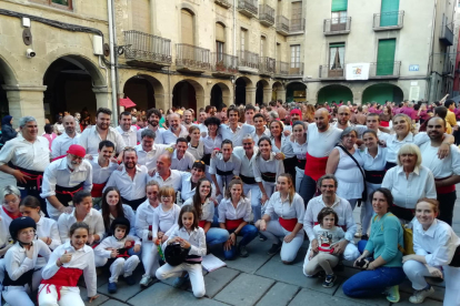 Foto de grupo de Els Malfargats del Pallars, en una actuación castellera el pasado mes de octubre en Guissona.