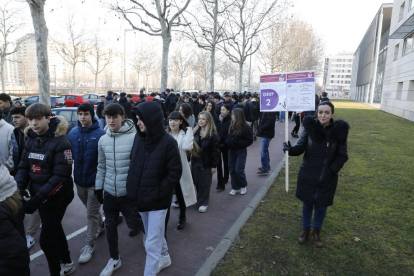 Campus abiertos. Un total de 2.121 alumnos de último curso de Bachillerato o de ciclos superiores de FP visitaron ayer los distintos centros de la UdL. En la imagen, un grupo de ellos en el campus de Cappont.