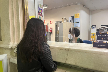 Una jove de 18 anys sol·licita el Bo Cultural Jove en una oficina de Correus