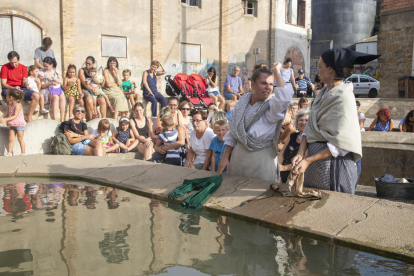 Dos de les intèrprets de l’espectacle itinerant ‘Al safareig!’ durant la interpretació.