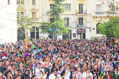 Exhibición de los Bastoners de Lleida en la plaza de la Catedral.