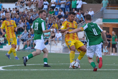 Mejía intenta controlar la pilota davant de dos jugadors de l’Alguaire.