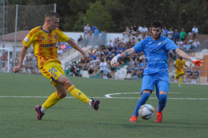 Mejía intenta controlar la pilota davant de dos jugadors de l’Alguaire.