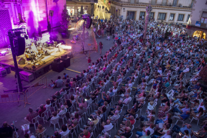 Más de un millar de personas asistieron al concierto en el que Bonet rindió homenaje a Joan Fuster.