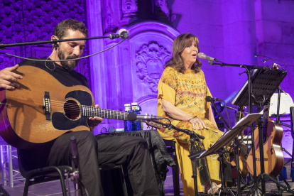 Más de un millar de personas asistieron al concierto en el que Bonet rindió homenaje a Joan Fuster.