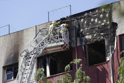Els bombers analitzen l’estat de l’habitatge, que va quedar calcinat.
