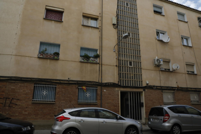 Imagen del edificio afectado por la plaga de chinces . A la derecha, el brazo de un vecino con picaduras.