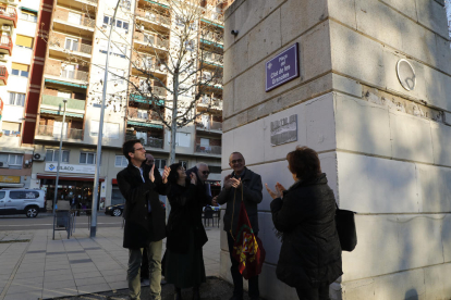 Miquel Pueyo, Toni Postius i Montse Salvatella van presentar ahir la nova placa de la plaça del Clot.