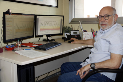 El Doctor en Ciències Biològiques, professor de la UdL, Antoni Palau, al seu despatx repassant dades numèriques de la conca del Segre.