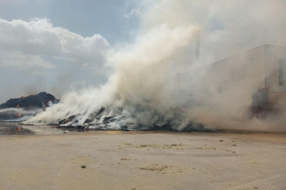 Un incendio quema una pila de forrajes en Vallfogona de Balaguer