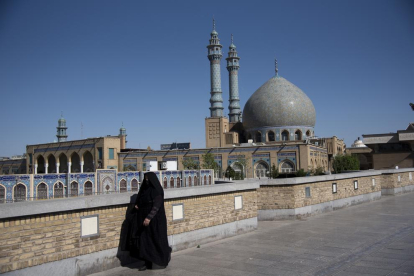 Una dona camina per Qom, Iran